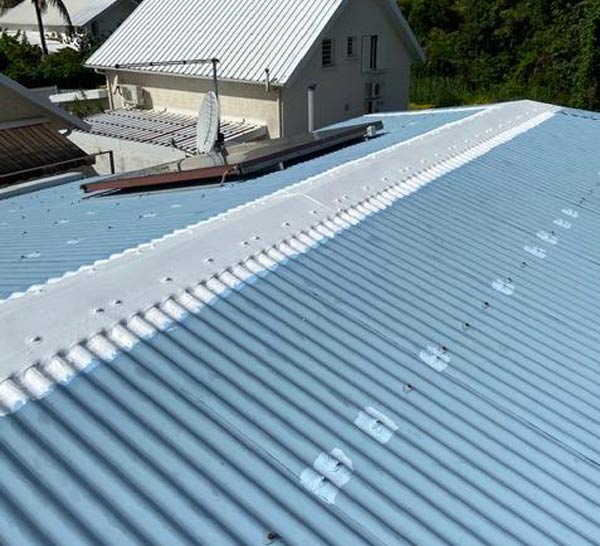 TRAVAUX TOITURE : kaz Clean 974 dans l'île de la réunion 974 : étanchéité, nettoyage, réparation chéneaux, peinture toit, traitement rouille, pose de gouttières et de couverture