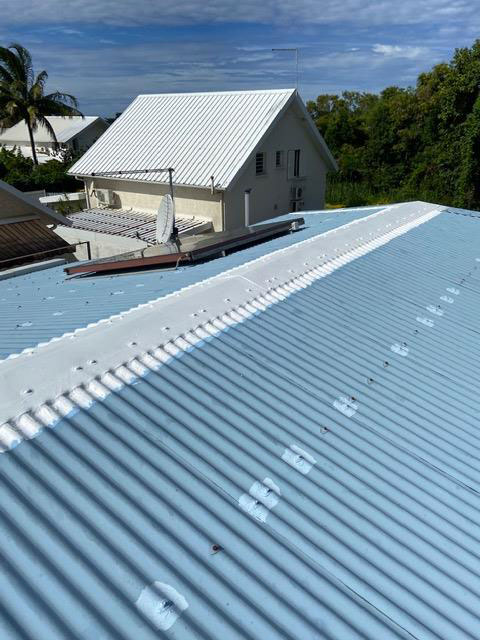 TRAVAUX TOITURE : kaz Clean 974 dans l'île de la réunion 974 : étanchéité, nettoyage, réparation chéneaux, peinture toit, traitement rouille, pose de gouttières et de couverture