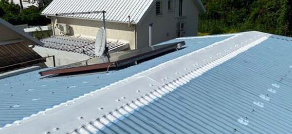 kaz Clean 974 : votre artisan couvreur et peintre dans l'île de la réunion 974 : Réparation, entretien toiture en tôle, couverture, pose de gouttières, étanchéité et peinture toit, ravalement peinture façade.