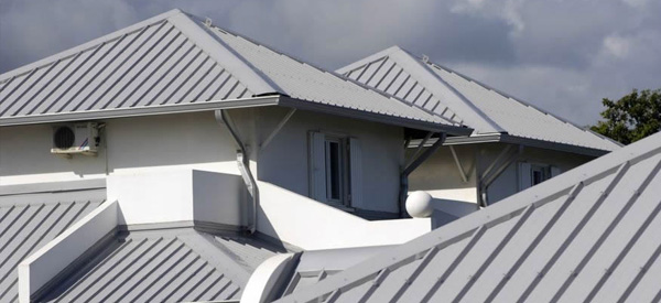 kaz Clean 974 : votre artisan couvreur et peintre dans l'île de la réunion 974 : Réparation, entretien toiture en tôle, couverture, pose de gouttières, étanchéité et peinture toit, ravalement peinture façade.